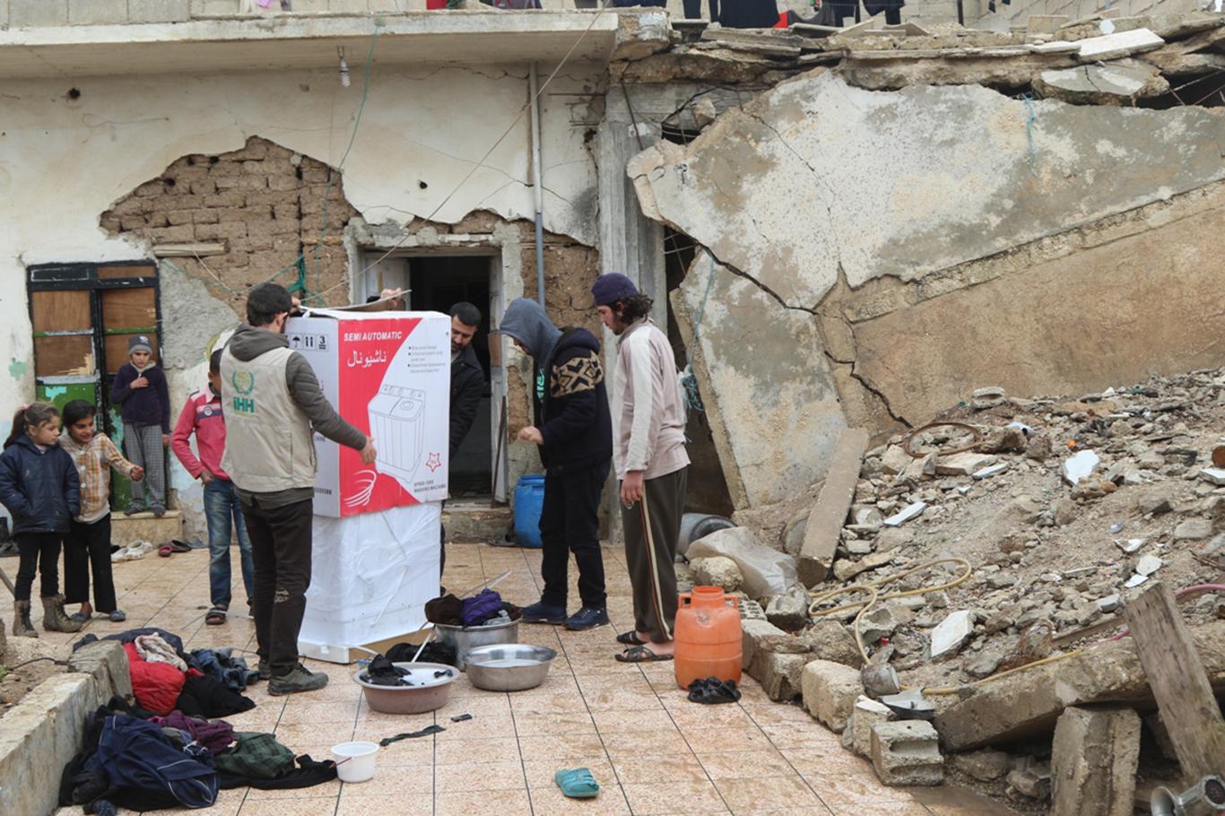 Suriye’de yetim ailelere çamaşır makinesi dağıtıldı